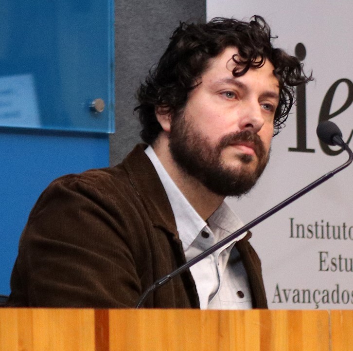 Portrait photograph of César Simoni Santos.